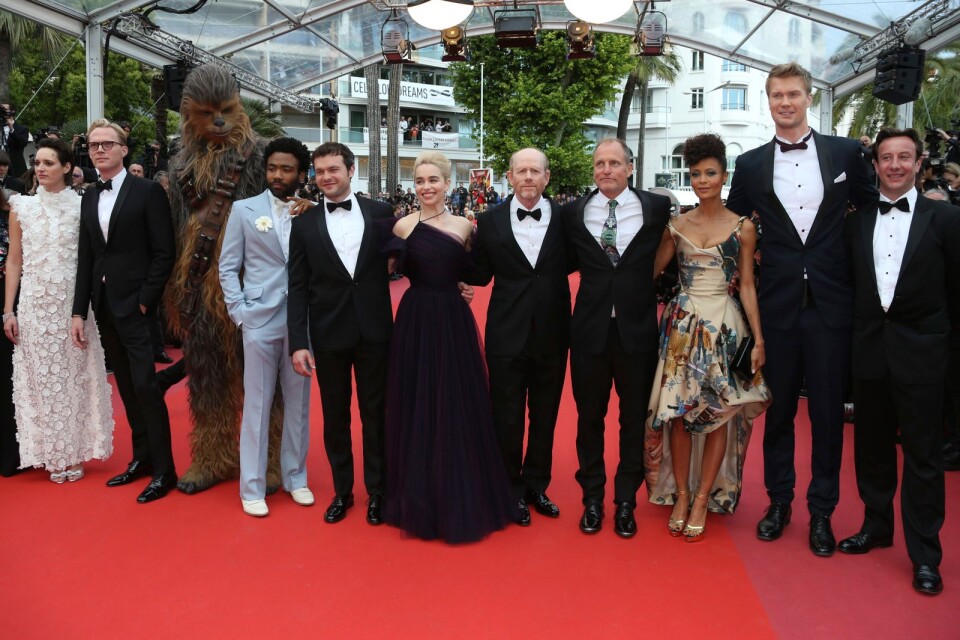 Skådespelarensemble i ”Solo: A Star Wars Story” på röda mattan.