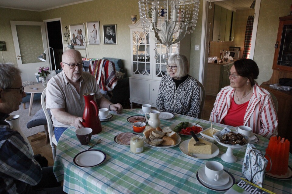 Ingvar Hallin, Arne Olsson, Britt-Marie Hallin och Birgit Olsson känner varandra väl, efter att ha varit grannar i 44 års tid. Numera bor de i Söderåkra respektive Torsås, men kontakten är lika god för det.