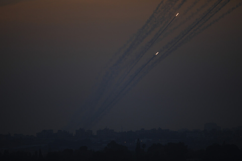 Raketer som avlossats från Gazaremsan mot Israel lämnar spår på himlen. Arkivbild.