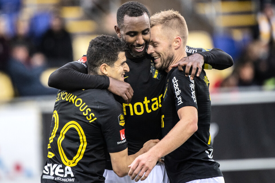 Henok Goitom (i mitten) gjorde fyra mål och passade till ett när AIK vann med 5–1 mot Falkenberg, som fick sin målvakt utvisad tidigt.