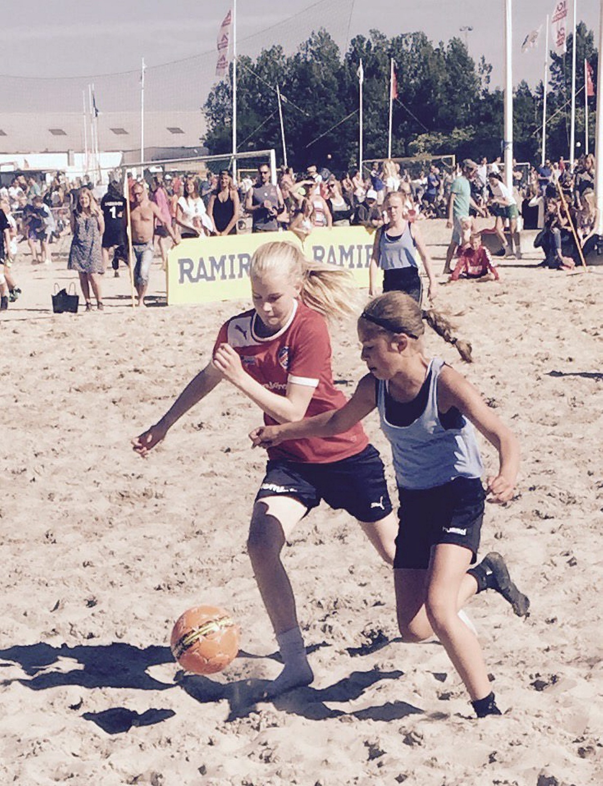 En av sommarlovet höjdpunkter är beachfotbollen i Åhus! Här är Maja Bokelund i full aktion! Hon spelar i Tyringe IF. Bilden är tagen av Kerstin Svensson.