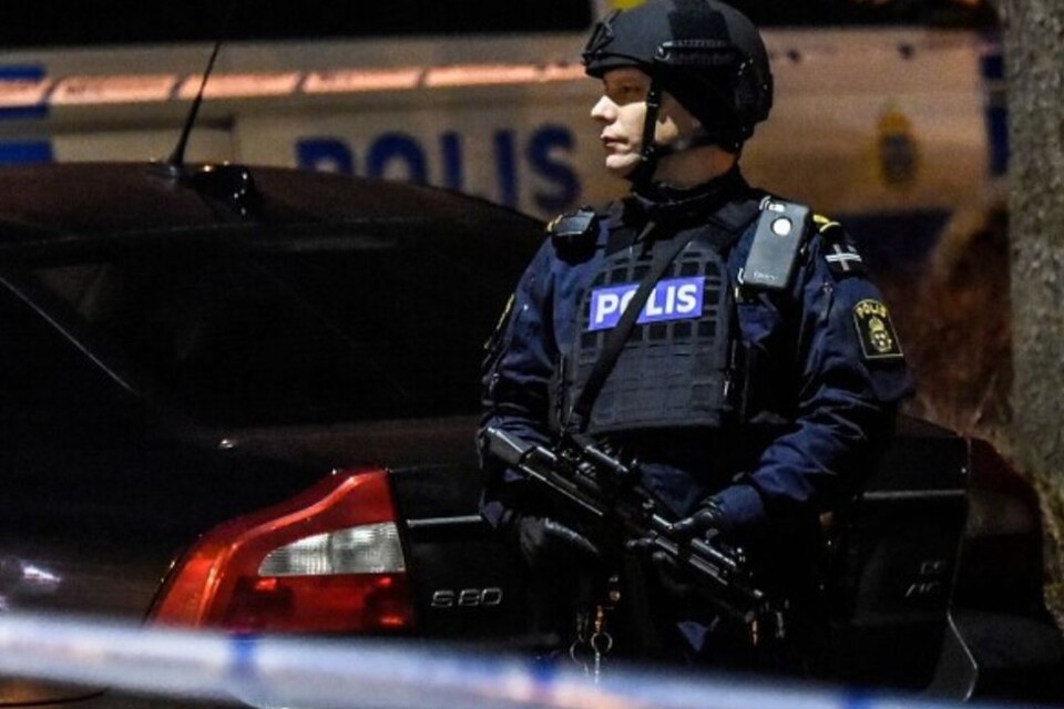 Polisen spärrar av efter skjutningar Bataljonsvägen, Gamlegården.