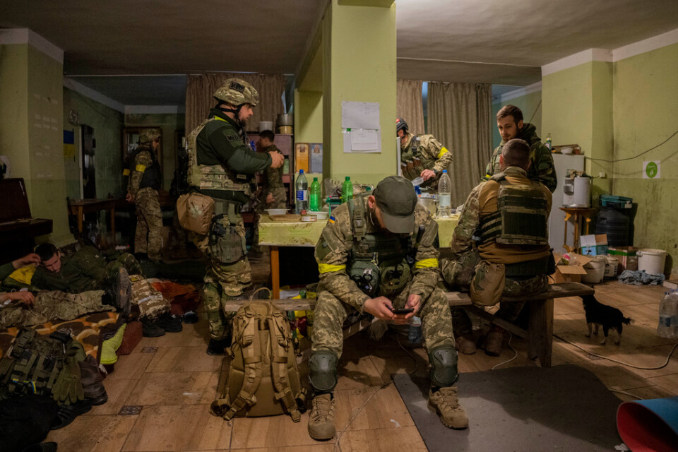 Ukrainska nationalgardet samlas i ett hus i en by utanför Charkiv, som nyligen befriats från ockupation.