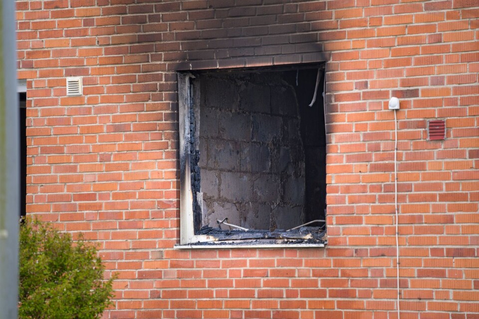 En brand totalförstörde en lägenhet på Tydingegatan i Broby under natten till söndagen. Branden har varit väldigt kraftig.
