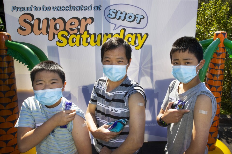 Tre av de över 120 000 nyzeeländare som vaccinerade sig på lördagen.