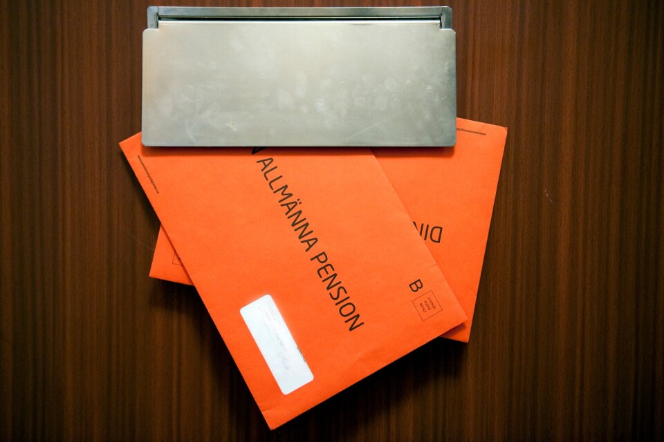Först kommer ett orange kuvert, nu i dagarna får de privata tjänstemännen ett rött. Arkivbild.