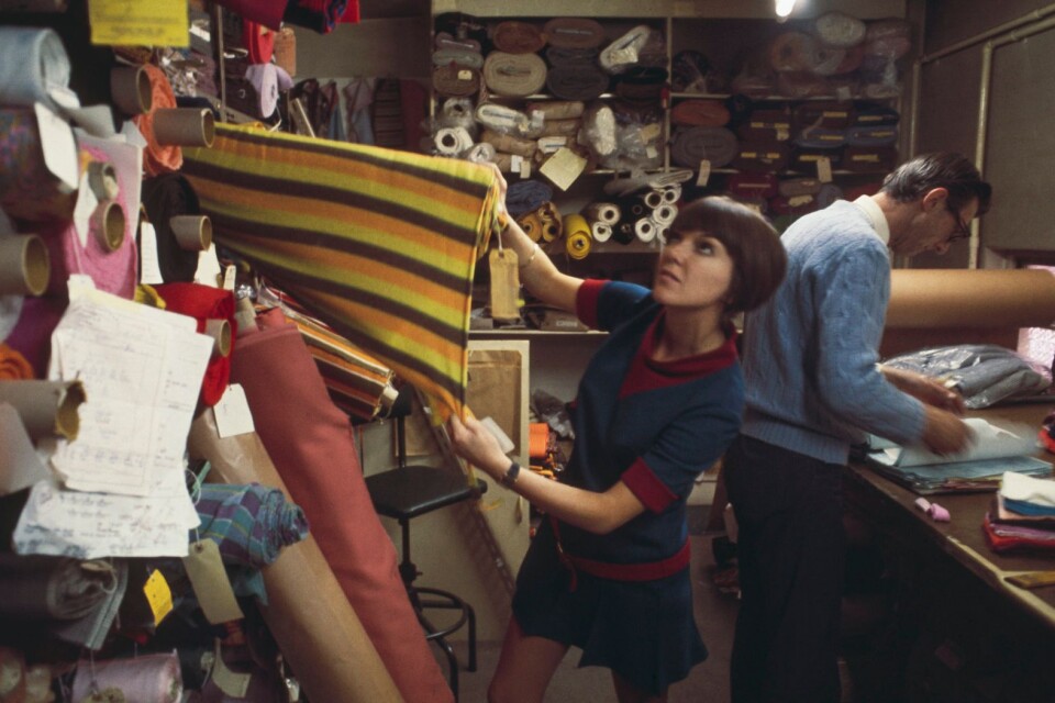 Den brittiska modeskaparen Mary Quant i sin fabrikslokal. Fotograferad 1967.