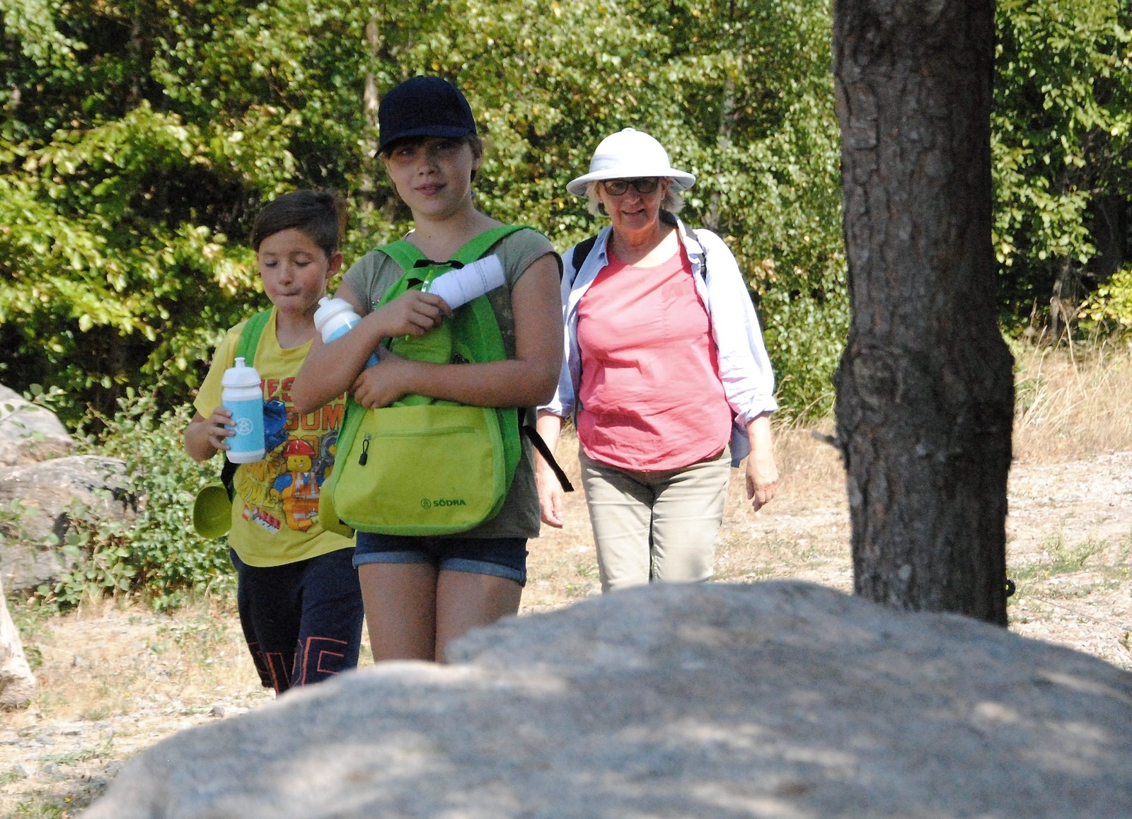 Alla deltagande barnen utrustades med ryggsäck, keps och vattenflaska. I värmen uppmanades de att dricka extra mycket. FOTO: Lars-Åke Englund