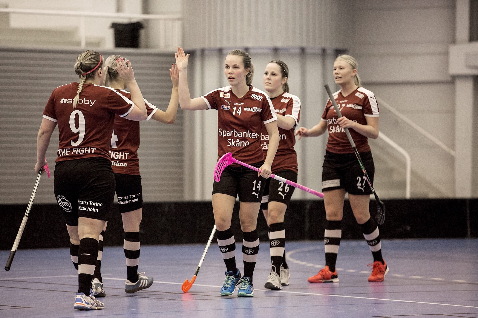 Matilda Persson (14) Röke målfirar tillsammans med lagkamraterna i Röke.  Foto: Jörgen Johansson