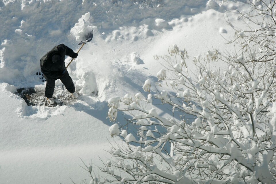 All snö den senaste tiden har fått till följd en rad allvarliga sjukdomsfall i länet. ”Snöskottning är väldigt ansträngande för hjärtat”, menar läkare.