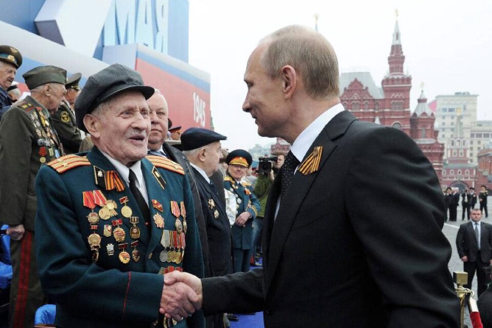 President Putin hälsar på en krigsveteran på segrardagen 2012.