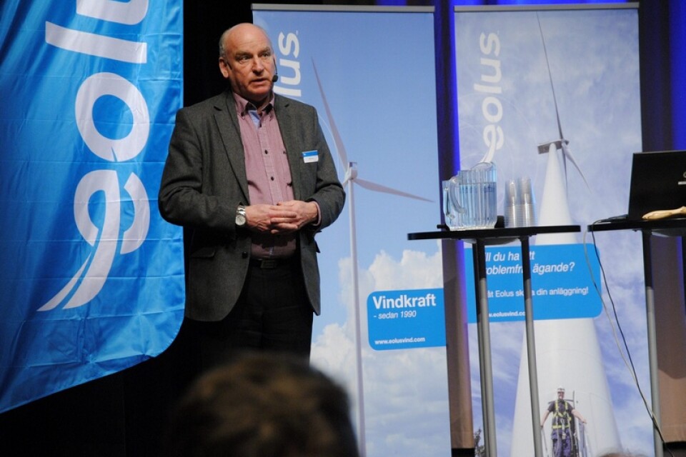 chef för miljöledningsenheten Stig Persson förklarade varför regionen satsat på att köpa in nyckelfärdiga vindkraftverk. Foto: Robert Rolf