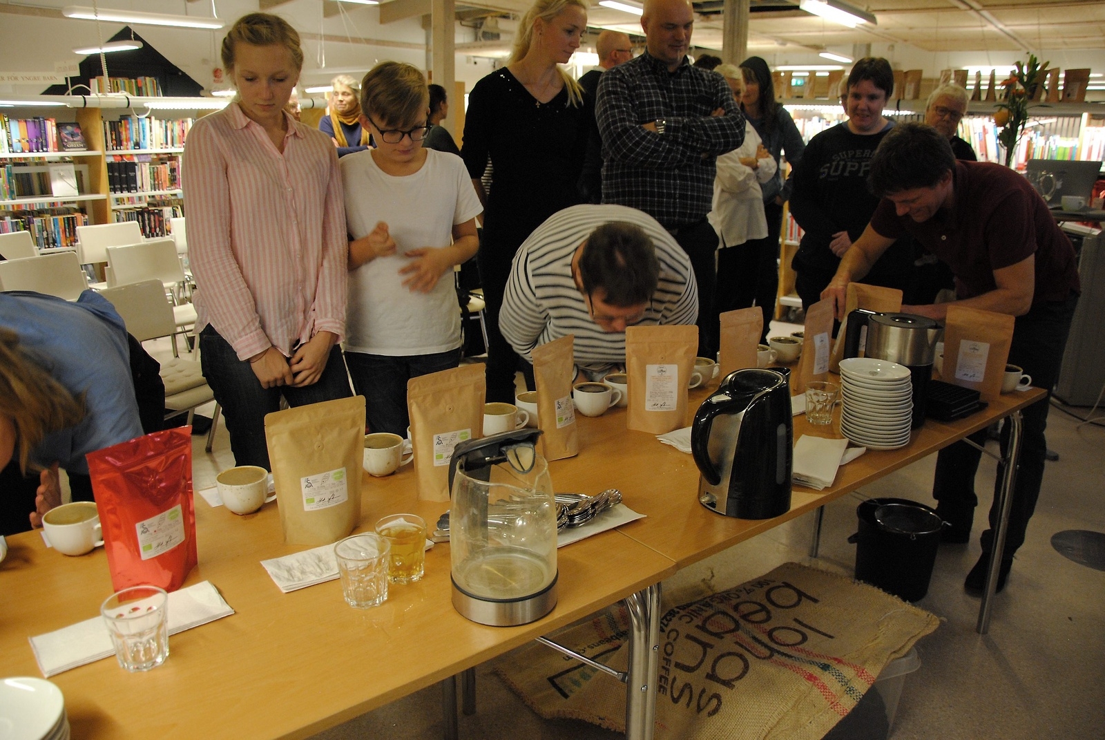 Henrik Arvidsson, Blekinge kafferosteri, hade kaffeprovning så kallad koppning för ett stort antal intresserade på biblioteket i Osby. FOTO: SUSANNE GÄRE
