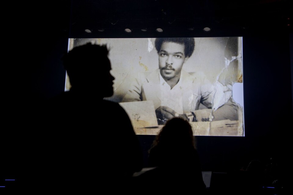 Vi får aldrig glömma bort Dawit Isaak, Paul Rusesabagina och alla andra politiska fångar i handels- och samarbetspolitiken, skriver David Lega. Bilden togs under Bokmässan 2021 i Göteborg där det uppmärksammades att det var 20 år sedan Dawit Isaak fängslades i Eritrea.