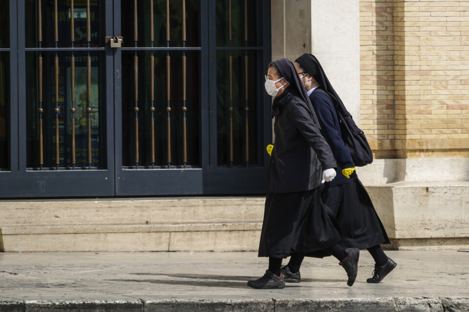 Två nunnor i närheten av Vatikanen i Rom på söndagen.