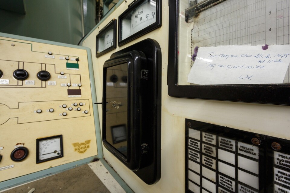 En tekniker har lämnat en kommentar efter sista arbetspasset, på styrpulpeten för laddmaskinen i reaktorhallen. Arkivbild.