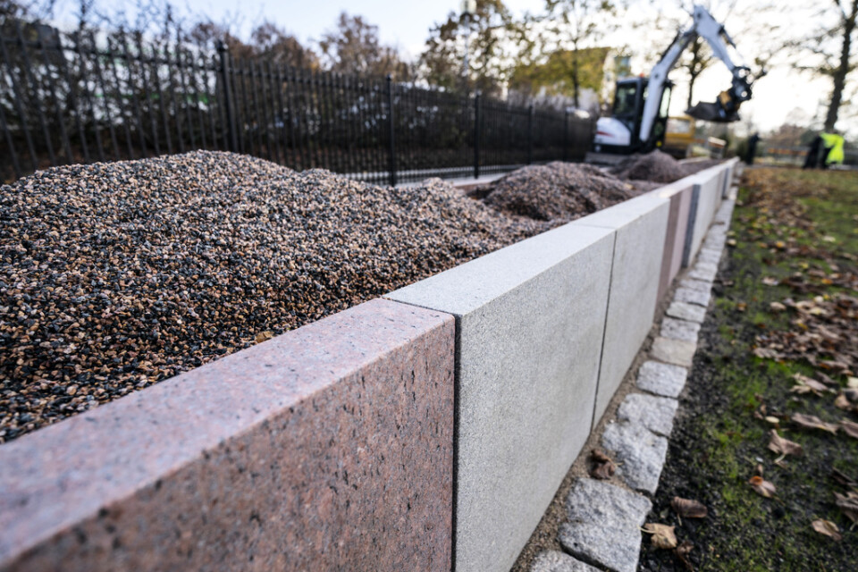 Återanvända gravstenar används till blomsterrännan vid den nya askgravplats som just nu byggs vid Husie kyrkogård i utkanten av Malmö.