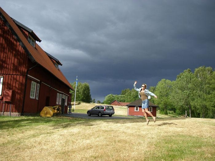 Denna bilden togs vid Torpa stenhus en sån? där vanlig dag denna sommar: ena stunden strålande solsken, nästa stund hårt regn. Bilden togs av Twan Vrielink, Holland. (Personen som "flyger" i bilden heter Jaana Isokoski från Sparsör .