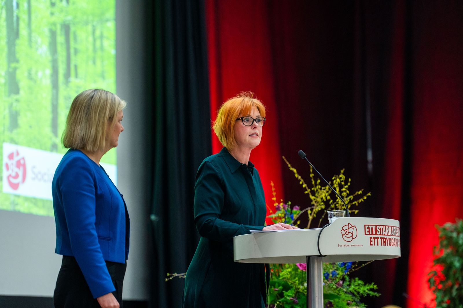 Helén Björklund, vid S-kongressen, tillsammans med partiledaren Magdalena Andersson.