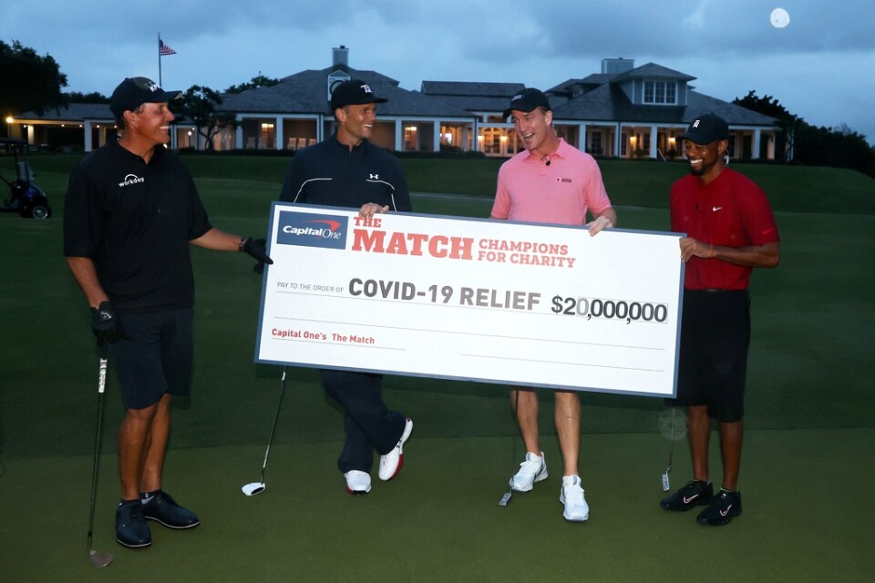 Phil Mickelson, Tom Brady, Peyton Manning och Tiger Woods med den stora checken på 20 miljoner dollar till fyra välgörenhetsorganisationer.
