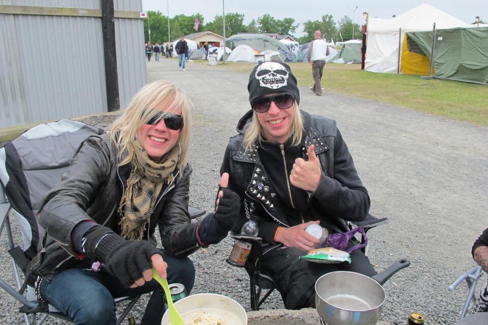 Mikael och Mattias Svensson, som spelar i rockbandet Baby Jane, gillar värmen vid grillplatsen.