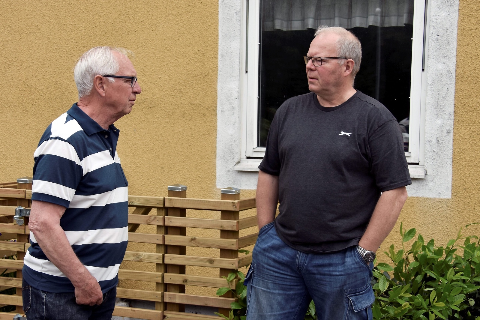 Rolf Rantzow kan mycket om Tyringes historia. Här pratar han med John Friberg som jobbar på Attendo som idag driver det gamla Syster Annas.
Foto: Helén Fingalsson