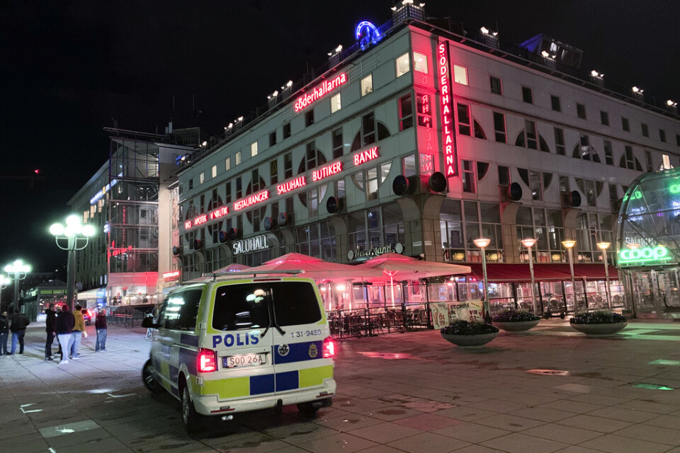 Polis och flera ambulanser befinner sig på Medborgarplatsen i centrala Stockholm.