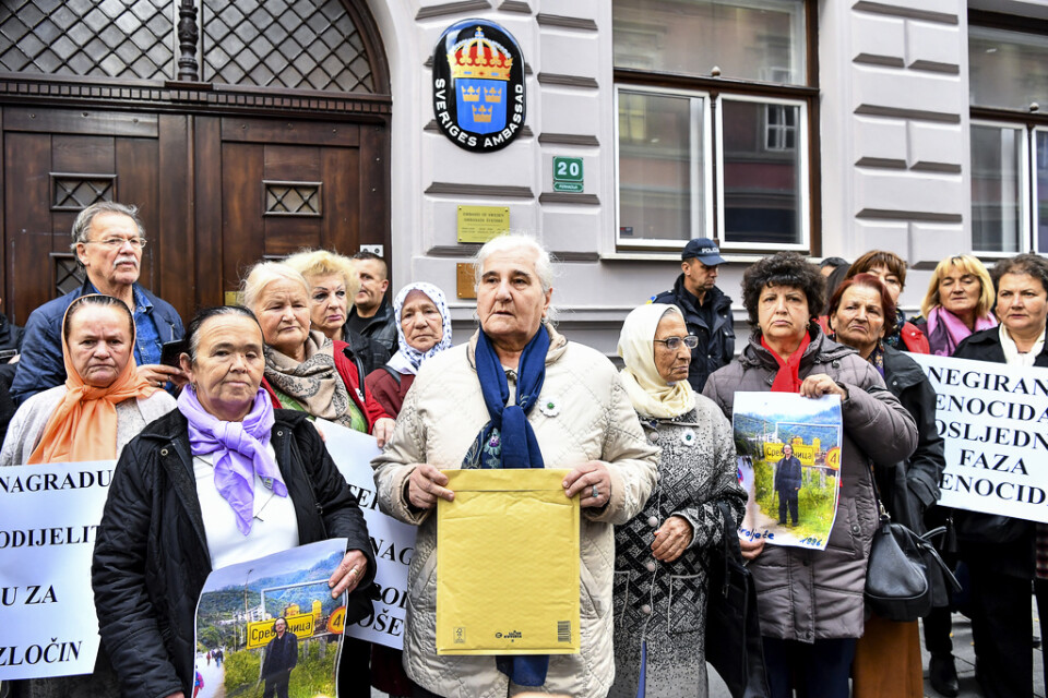 Föreningen för folkmordets offer och vittnen höll i demonstrationen och talespersonen Munira Subaic överlämnade ett öppet brev till den svenska ambassaden i Sarajevo.