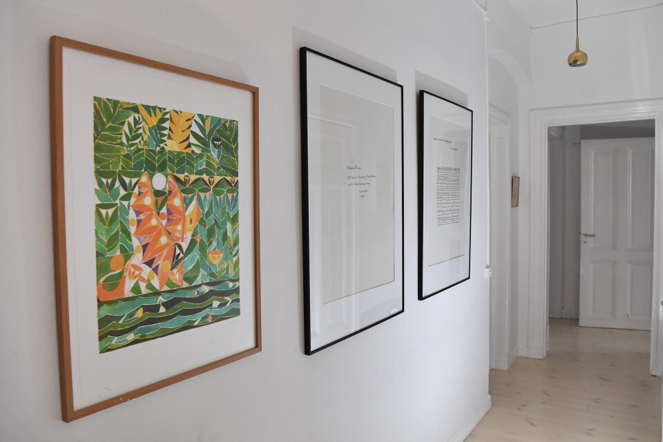 I en korridor hänger en originallitografi i upplaga 120 av Alexander Tovborg, därefter två planscher från Moderna Museet av Yoko Ono.