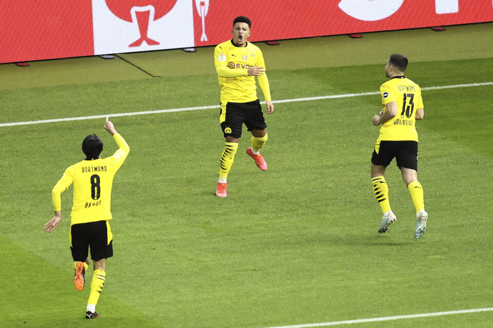 Jadon Sancho, mitten, gjorde två av målen när Borussia Dortmund finalbesegrade RB Leipzig med 4–1 i tyska cupen.