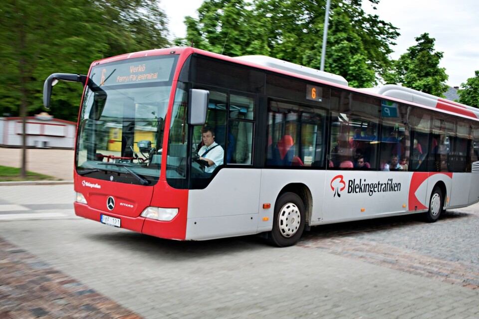 Blekingekommunerna borde införa gratis bussresor mellan förorter och city för pensionärer.