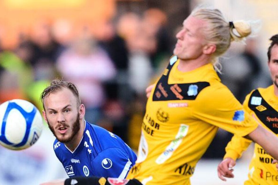 Mjällbys Robin Cederberg med bollen iakttagen av Åtvidabergs Magnus Eriksson under söndagens allsvenska fotbollsmatch på Strandvallen i Hällevik.