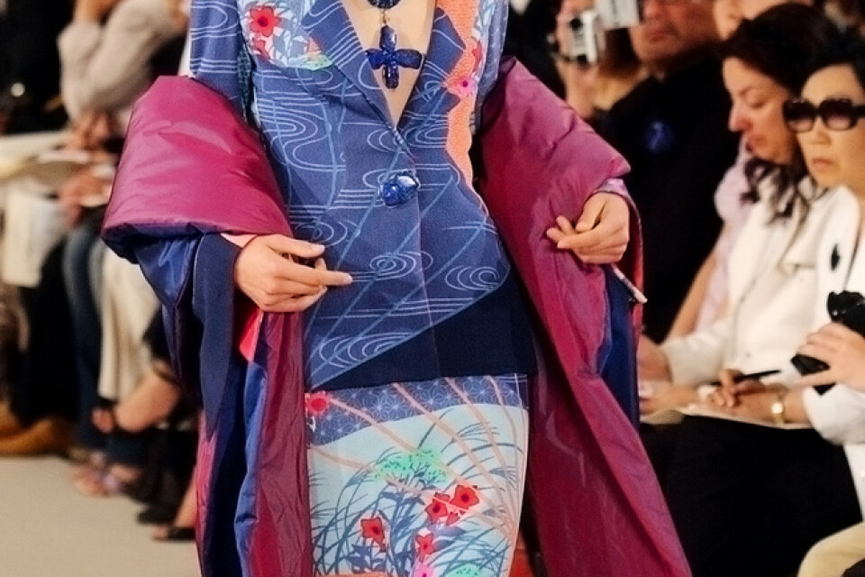 Hanae Moris höst- och vinterkollektion, hennes sista, visades upp i Paris i juli 2004.