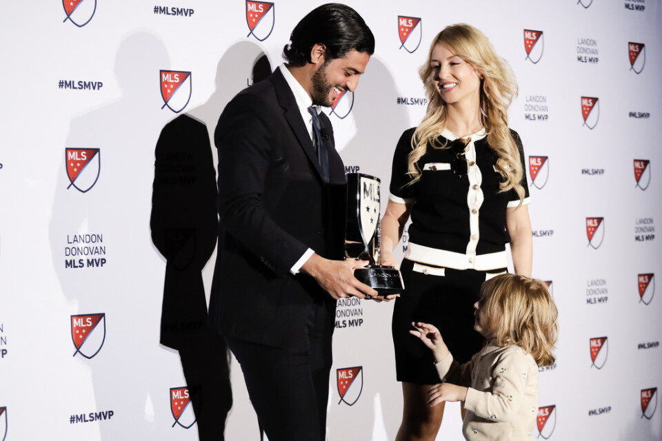 MLS-fotbollens mest värdefulle spelare tar emot utmärkelsen. Här är Carlos Vela med sin fru Saioa och sonen Romeo.