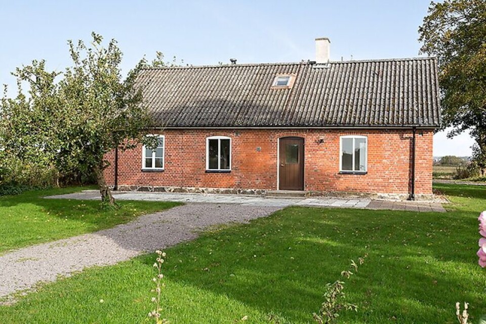 Strax utanför Sjöbo, på Hörbyvägen, ligger denna villa på 150 kvm. Boningshuset är fördelat på 6 rum och kök och två toaletter.