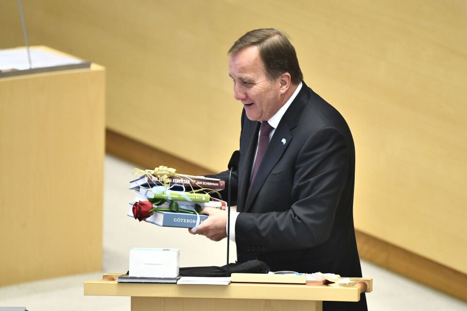 Partiledardebatten i riksdagen var statsminister Stefan Löfvens sista riksdagsdebatt och avtackades därför med presenter från de andra partiledarna.