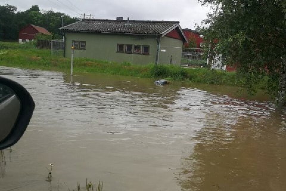 Översvämmad väg på Orust i Bohuslän.