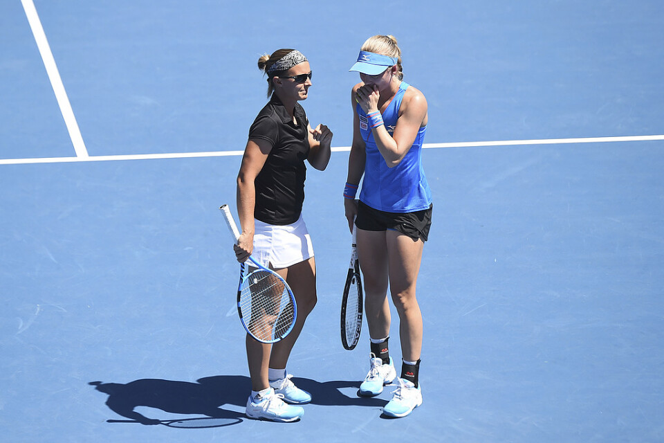 Johanna Larsson (höger) och Kirsten Flipkens vann WTA-turneringen på Mallorca. Arkivbild.