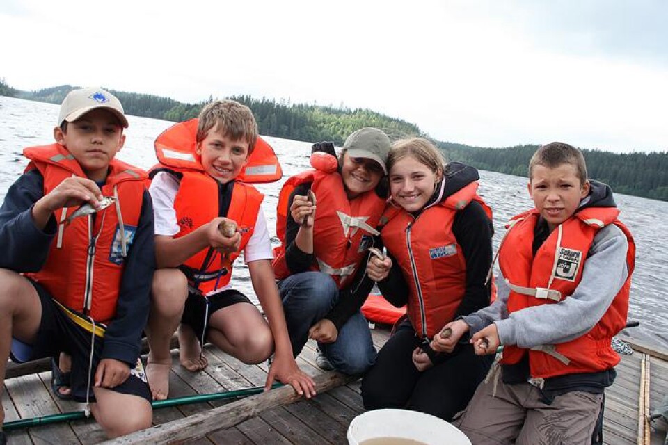 Sasja Lakida, Alex Dovgoteles, Alina Kornjko, Katja Jasjenko och Jura Sjemet har fått upp sex fiskar ur Töllsjön.
