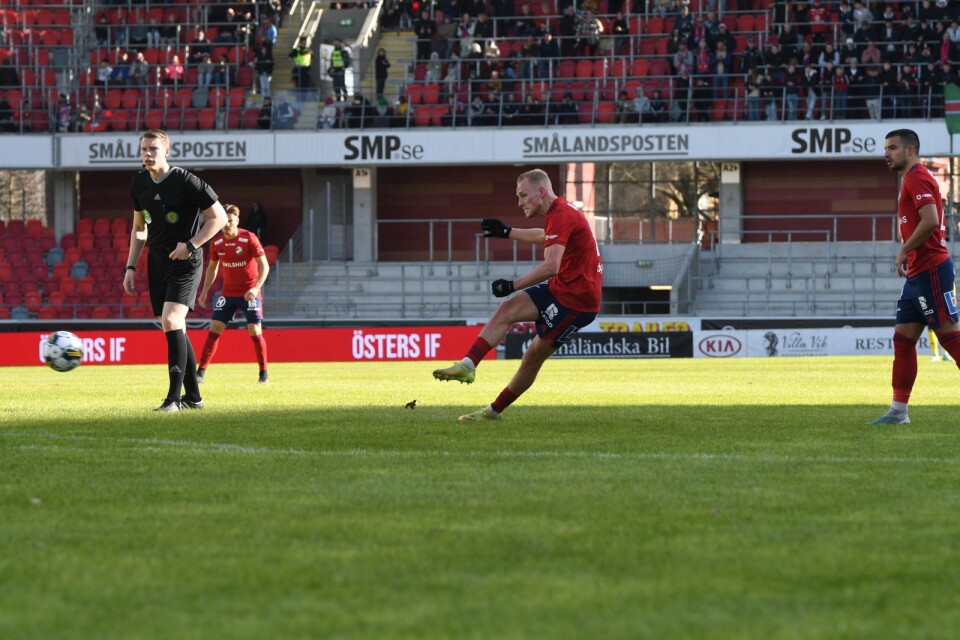 Adam Bergmark Wiberg sätter 4-2 för Öster mot Trelleborg.
