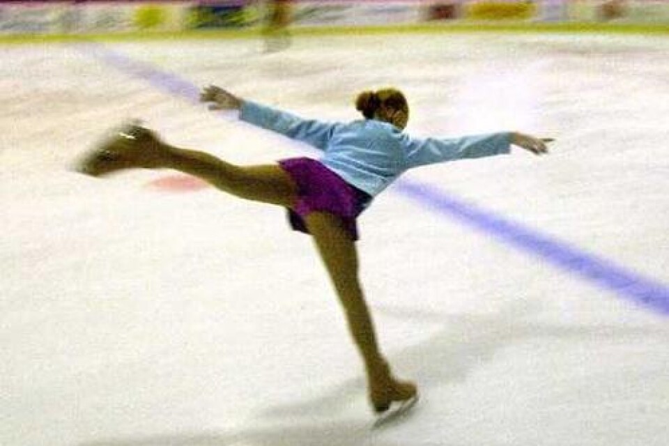Flyger fram på isen gör här Lina Johansson, 13 år och från Malmö. Bilder: