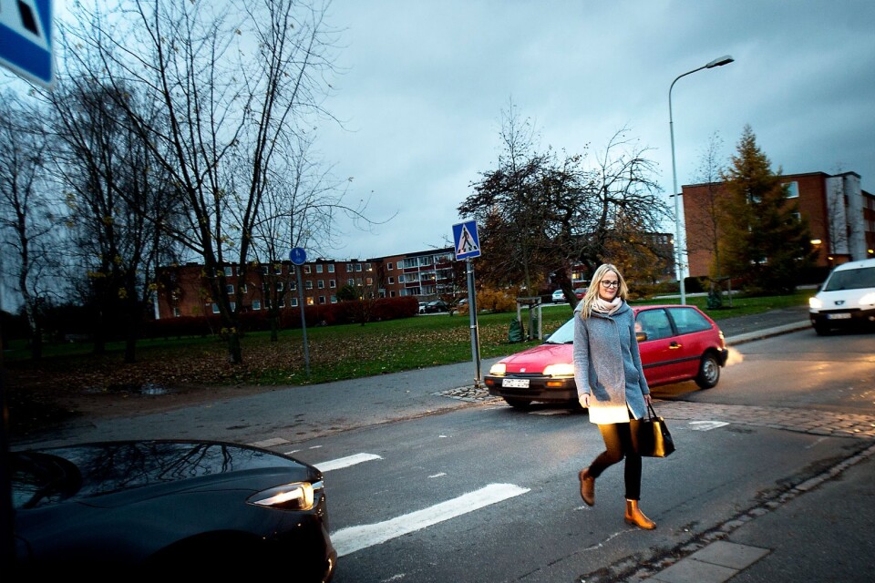 Helene Svensson at the crosswalk where a girl was hit by a car by Fröknegårdsskolan in Näsby.