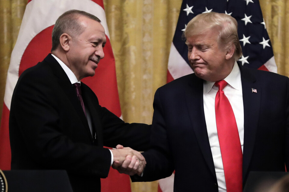 Recep Tayyip Erdogan (till vänster) och Donald Trump skakar hand efter mötet i Vita huset.