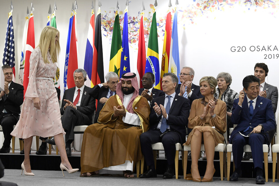 Saudiarabiens kronprins Mohammed bin Salman och drottning Máxima av Nederländerna vid G20-mötet. Mellan dem sitter Argentinas president Mauricio Macri. Kronprinsen och drottningen hade också ett enskilt möte.