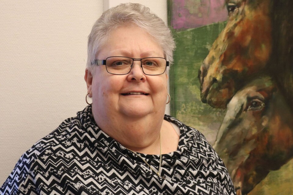 Gunilla Karlsson (C) är ordförande för socialnämnden i Mörbylånga kommun. Nu anklagas hon för att ha lämnat felaktiga uppgifter om en familj, till socialjouren i Linköping.