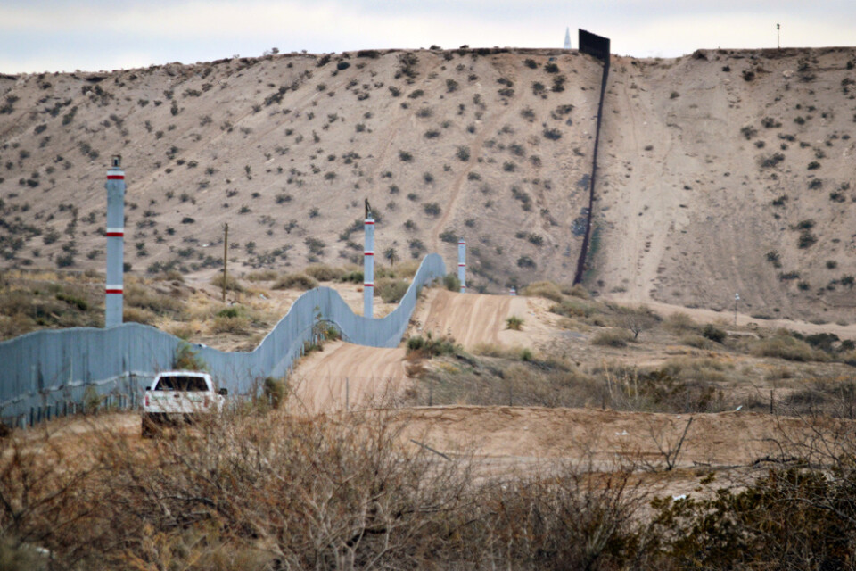 Längs delar av gränsen mellan USA och Mexiko finns hinder i form av barriärer, men det finns också långa sträckor utan sådana hinder. Arkivbild.