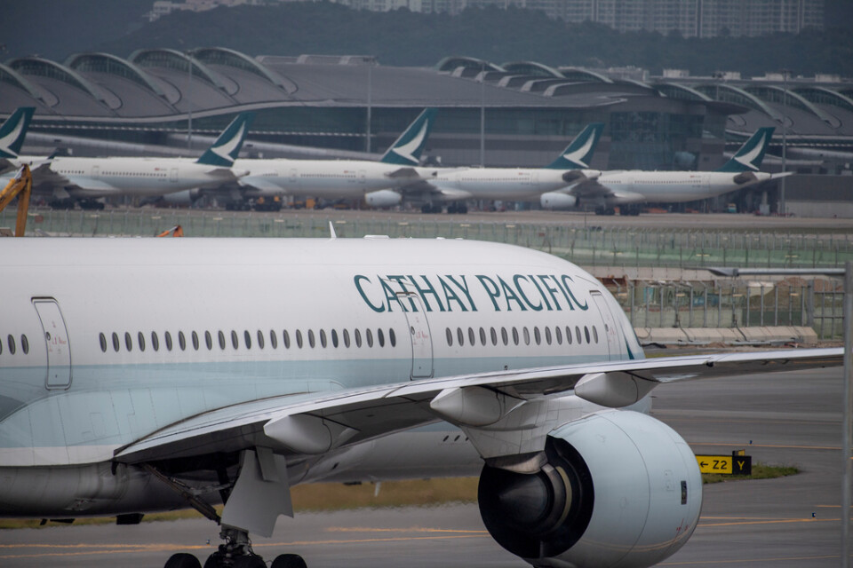 Flygplan tillhörande Cathay Pacific vid Hongkongs internationella flygplats. Arkivbild.
