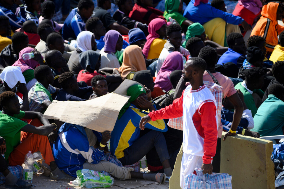Migranter utanför Röda Korsets mottagningscenter på den italienska ön Lampedusa, en så kallad "hot spot" där ingen är tänkt att stanna mer än tre dygn. Bilden togs i torsdags, dagen efter att över 6|800 migranter anlänt till ön.