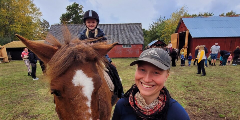 Ponnyridning! Tångaviksgårdens Louise Helgesson med 9-åriga Emilia Svanberg på hästryggen.