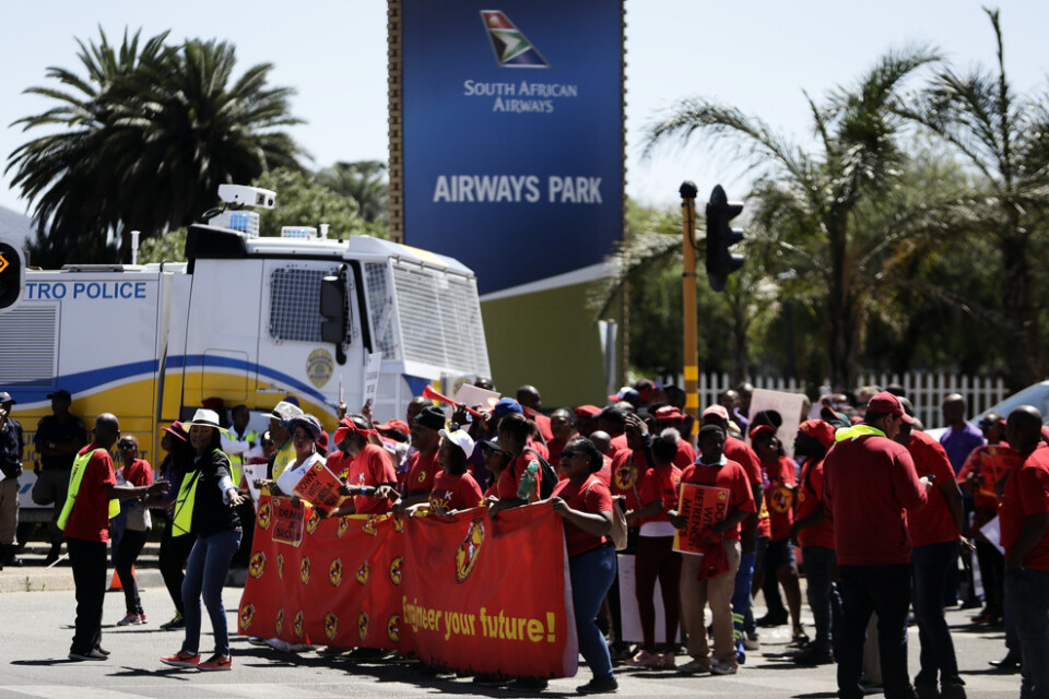 Anställda vid South African Airways demonstrerar utanför flygbolagets huvudkontor.